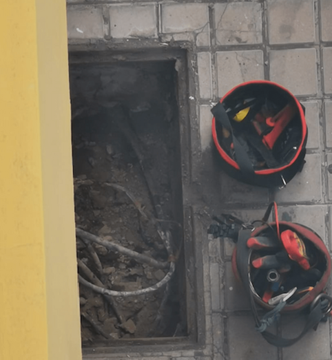 Los técnicos han tenido que intervenir para solucionar los problemas por la rotura de los cables / TA